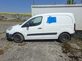 une camionnette blanche avec un autocollant bleu sur le côté