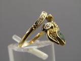 paire de bagues en or jaune serties de diamants et d'une pierre verte