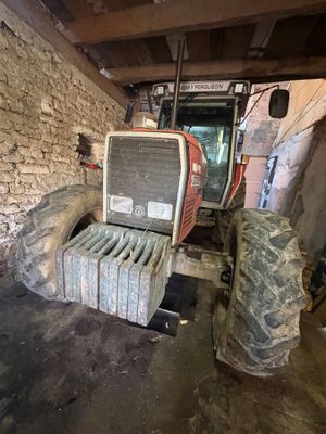 un tracteur garé à l'intérieur d'un bâtiment
