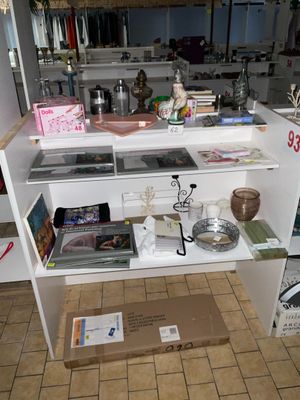 une étagère blanche sur laquelle sont posés de nombreux livres