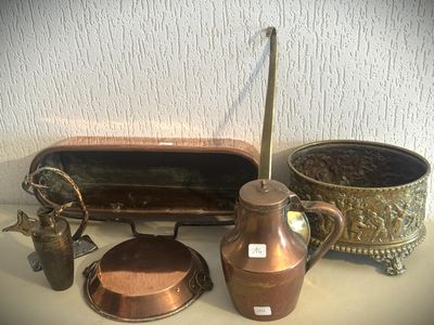 de nombreux objets anciens posés sur une table