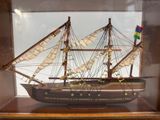 une maquette de bateau en bois exposée dans une vitrine