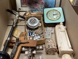 une boîte remplie d'objets posés sur une table