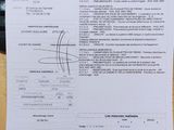 un gros plan d'un document posé sur un bureau, à côté d'un clavier et d'une souris