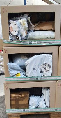 trois boîtes empilées les unes sur les autres