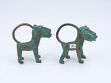 paire de figurines en bronze représentant un chien et un lion
