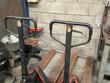 deux palettes placées l'une à côté de l'autre dans un garage