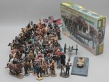 beaucoup de figurines qui se trouvent sur la table