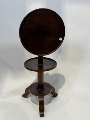 Petit guéridon tripode en bois teinté à double plateau. Le p… - Photo 1