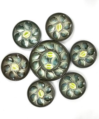 cinq assiettes ornées de fleurs, posées sur un fond blanc