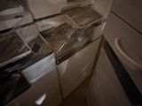 plein de cartons empilés sur une machine à laver