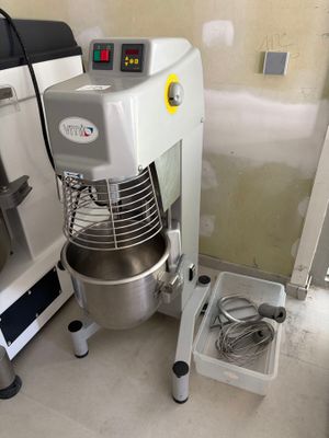 une photo d'un mixeur dans une cuisine, en cours de réparation