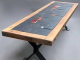 une photo d'une table en bois recouverte de dalles d'ardoise
