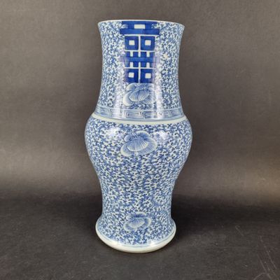 un vase bleu et blanc posé sur une table