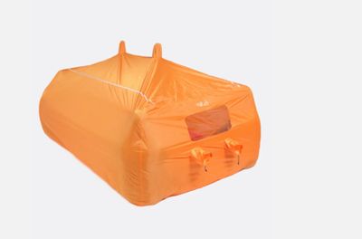un sac gonflable orange sur fond blanc