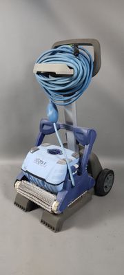 un aspirateur bleu muni d'un tuyau sur le dessus