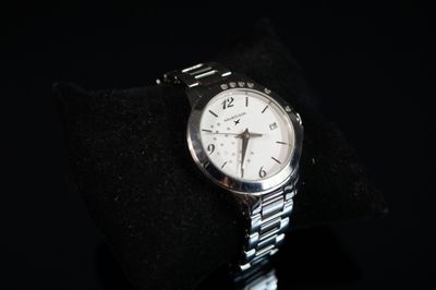 gros plan d'une montre sur une surface noire