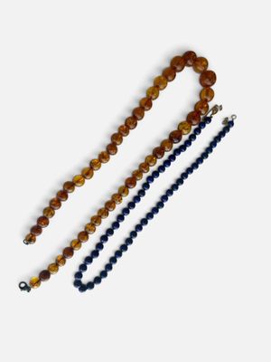 gros plan d'un collier de perles sur une surface blanche
