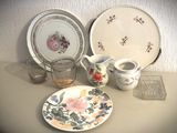 une table avec beaucoup d'assiettes et de tasses