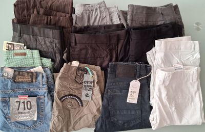 plusieurs paires de jeans sont disposées sur une table