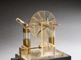 une petite maquette d'une machine posée sur une table