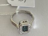 une image représentant une bague ornée d'un diamant bleu entouré de diamants blancs