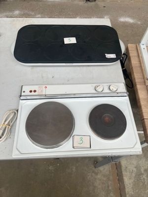 deux cuisinières posées l'une à côté de l'autre sur une table