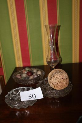 une table sur laquelle se trouvent un saladier en verre et un bol de noix