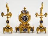 trois horloges dorées et bleues placées les unes à côté des autres