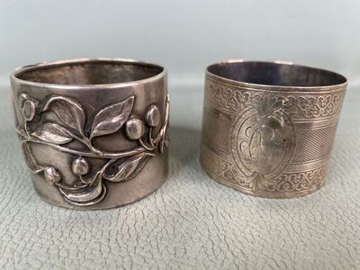 une paire de serviettes anciennes en argent ornées de fleurs et de feuilles