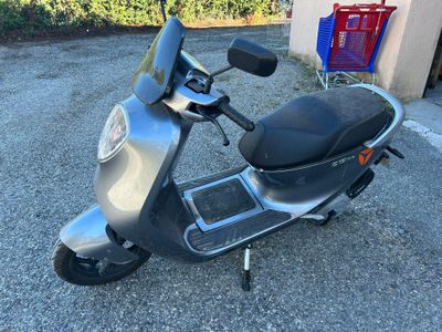 un scooter garé dans un parking