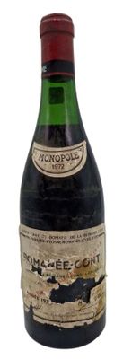une bouteille de vin posée sur une table