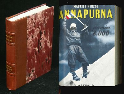 deux livres posés côte à côte sur une table