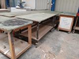 plusieurs tables disposées dans une pièce