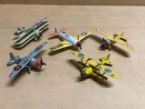 cinq petits avions jouets posés sur une table