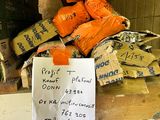 une pile de sacs de provisions posée sur une table en bois