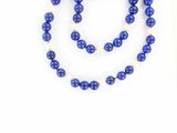 Collier de perles bleues et blanches avec des perles sur fond blanc