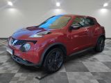 Le SUV Nissan Juke rouge est garé dans le garage.