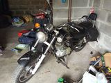 une moto qui est garée dans un garage