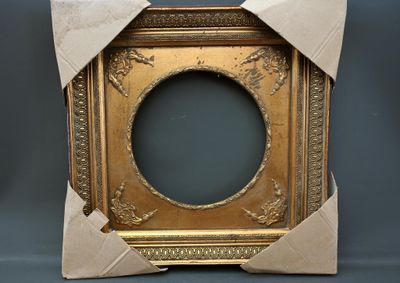 un vieux cadre photo doré orné d'un nœud