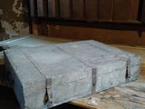 une vieille valise posée sur une table en bois