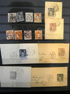 une vitrine sur laquelle sont exposés de nombreux timbres