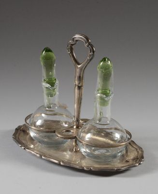 un plateau en argent sur lequel se trouvent deux bouteilles en verre et une paire de ciseaux