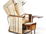 une chaise sur laquelle se trouve une table et une chaise sur laquelle se trouve une table