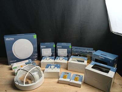 un grand nombre d'appareils électroniques posés sur une table