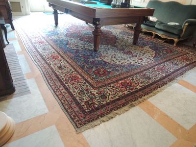 une table de billard au milieu d'un salon