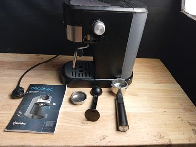 une machine à café posée sur une table sur laquelle se trouve un magazine