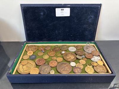 une boîte remplie de pièces de monnaie posée sur une table