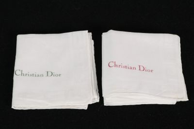 deux serviettes blanches portant l'inscription « Christian Dior »