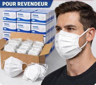 un homme portant un masque à côté d'une boîte de masques